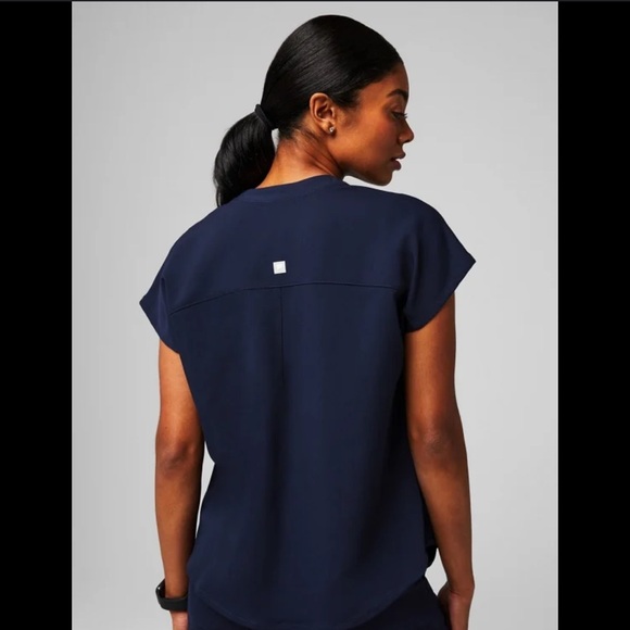 Bundle of XL fabletics scrub tops navy - Picture 3 of 6